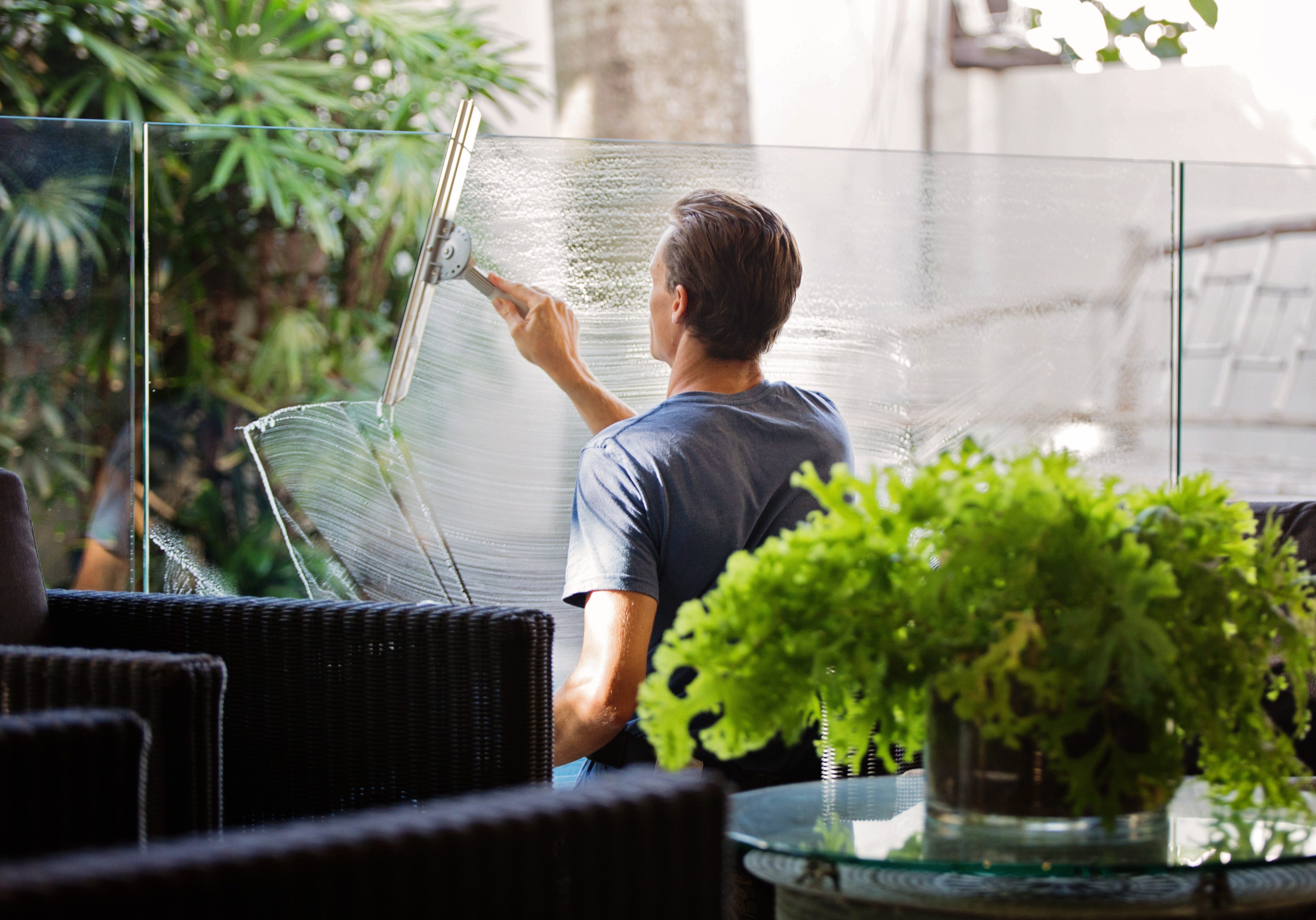 adult-cleaning-flora-713297 adult-cleaning-flora-713297